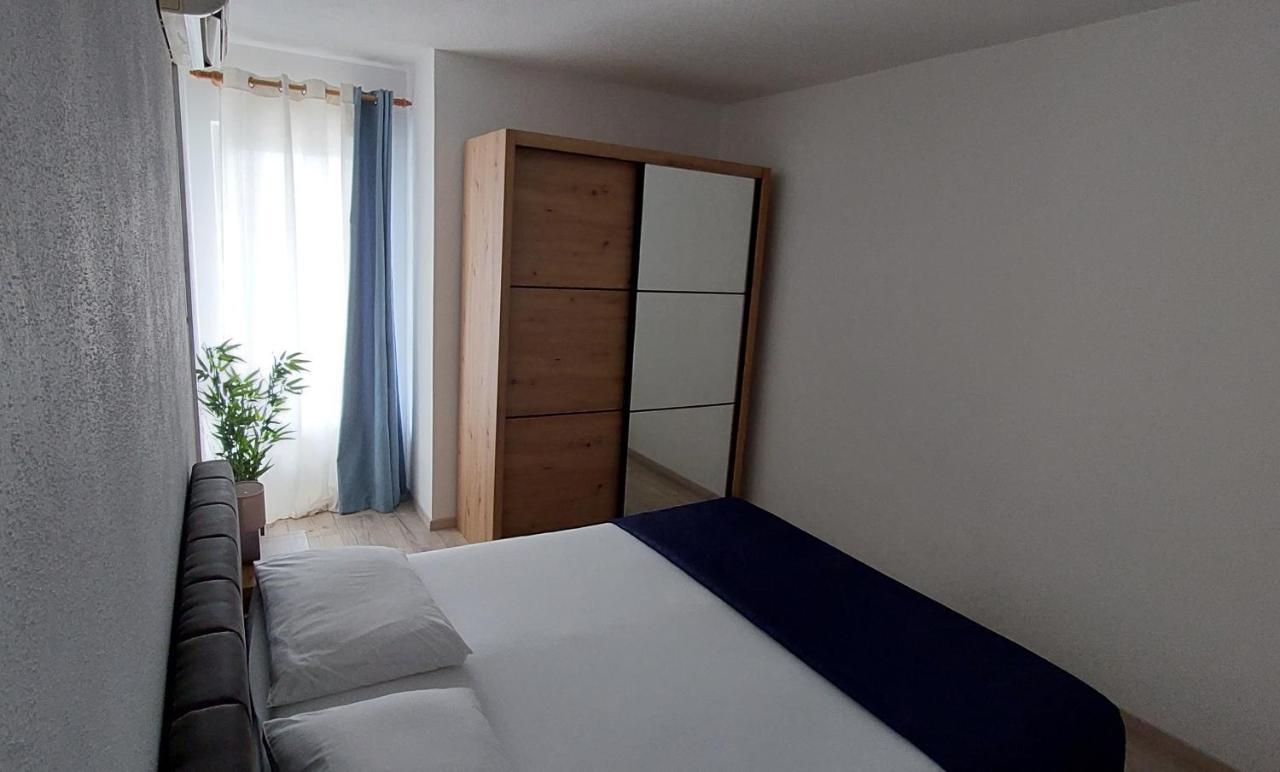 Apartments Dana Omis Bagian luar foto